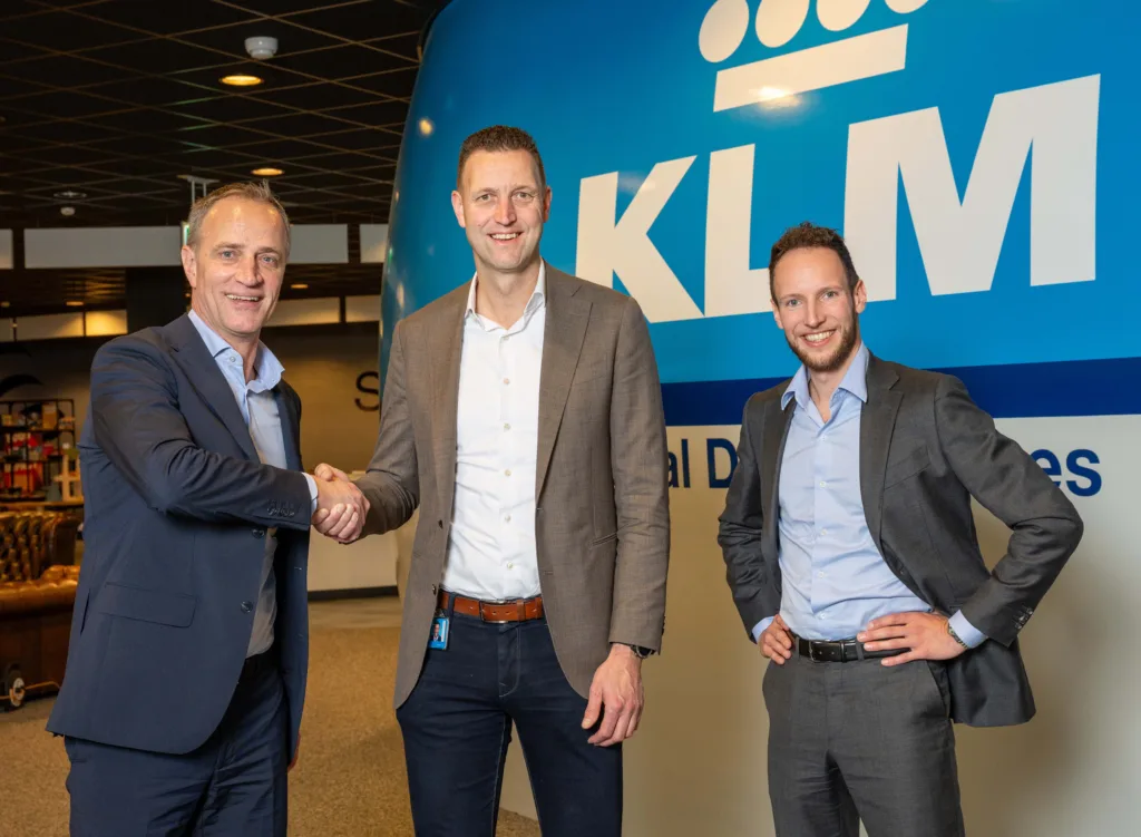 Een ferme handdruk op 25 jaar samenwerking tussen KLM en LINKIT. 
Van links naar rechts; Eric Holierhoek (LINKIT), Aart Slagt (KLM) en Vincent Morren (LINKIT).
